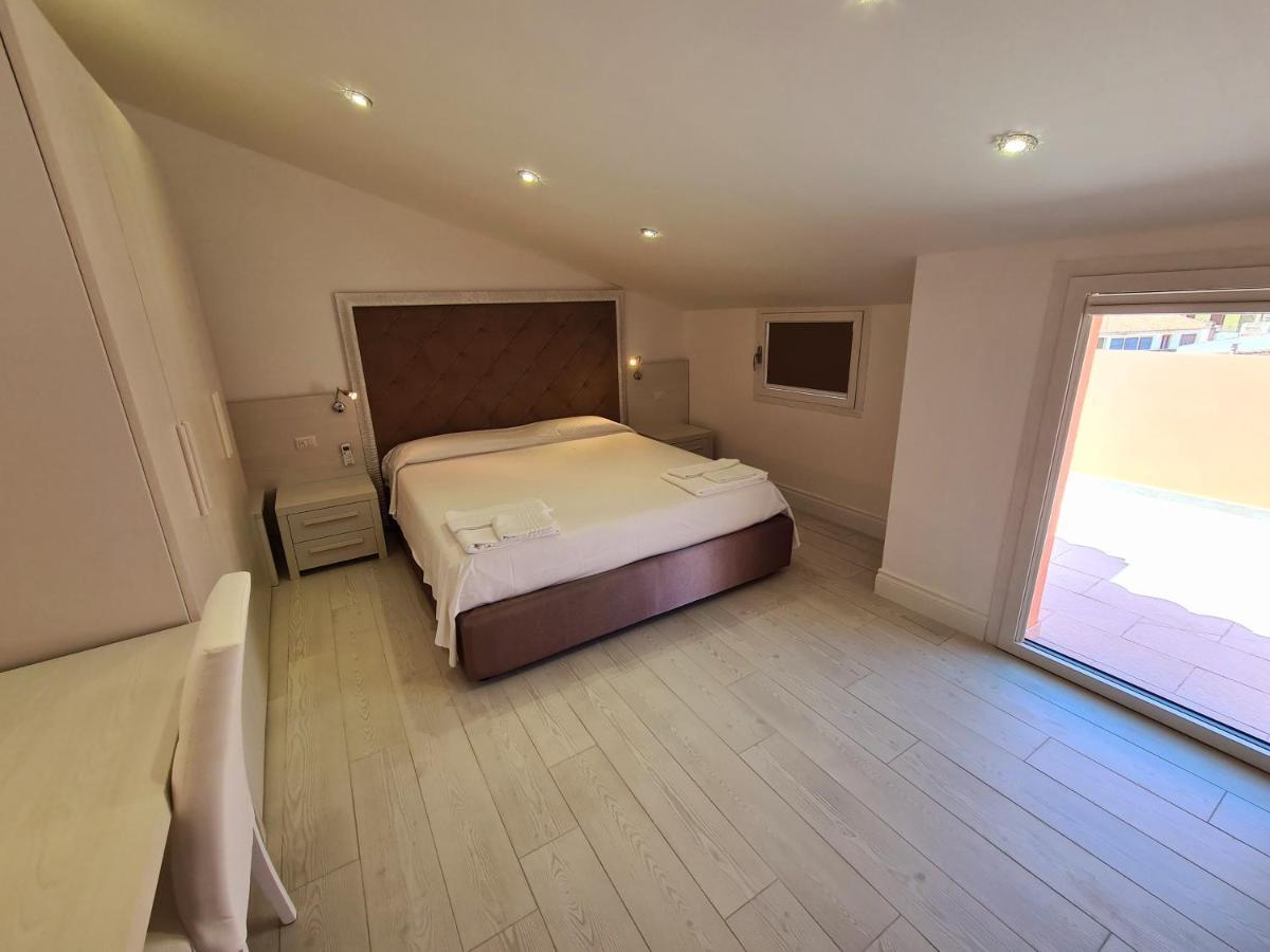 Isola Nel Parco Villas & Rooms La Maddalena  Eksteriør billede